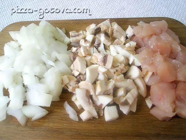 нарезаем лук, грибы и куриное мясо