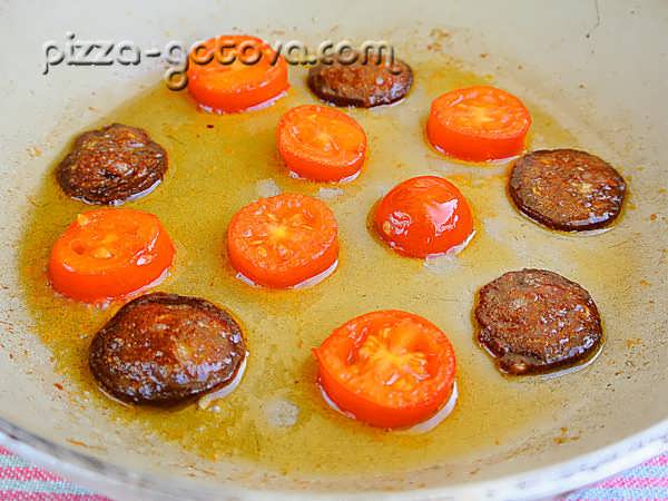 обжарить колбасу с помидорами