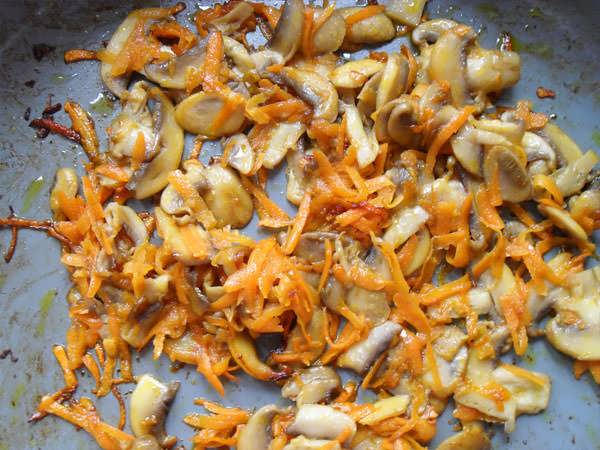 обжариваем грибы и морковь